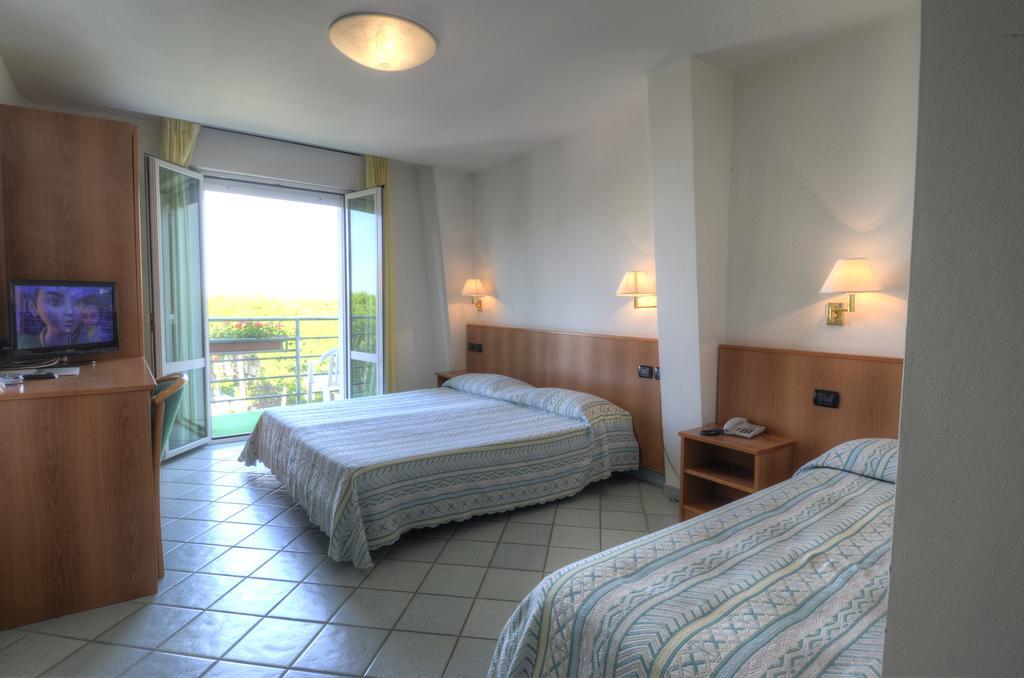 Hotel Alisei Lignano Sabbiadoro Szoba fotó