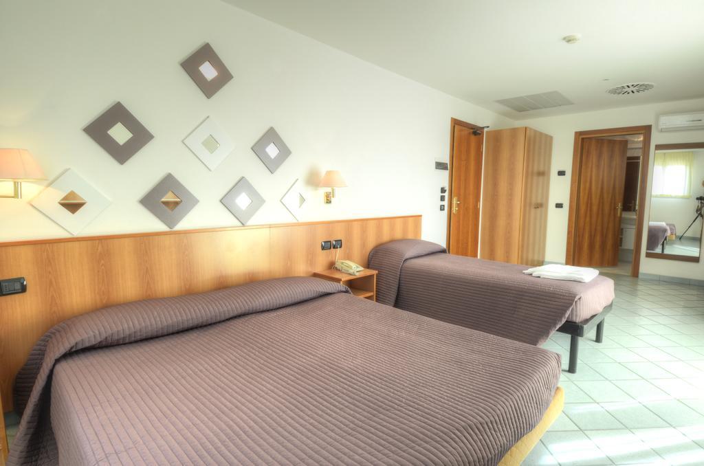 Hotel Alisei Lignano Sabbiadoro Szoba fotó